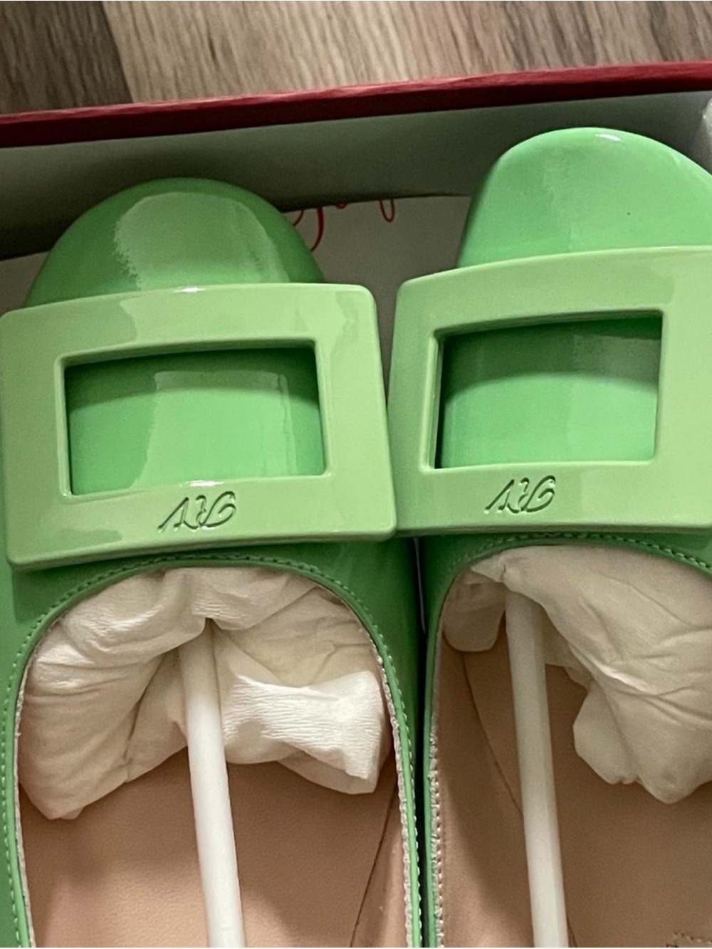 Roger Vivier Glossy Mint Green Patent Buckle Ballet Flats - Picture 2 of 6